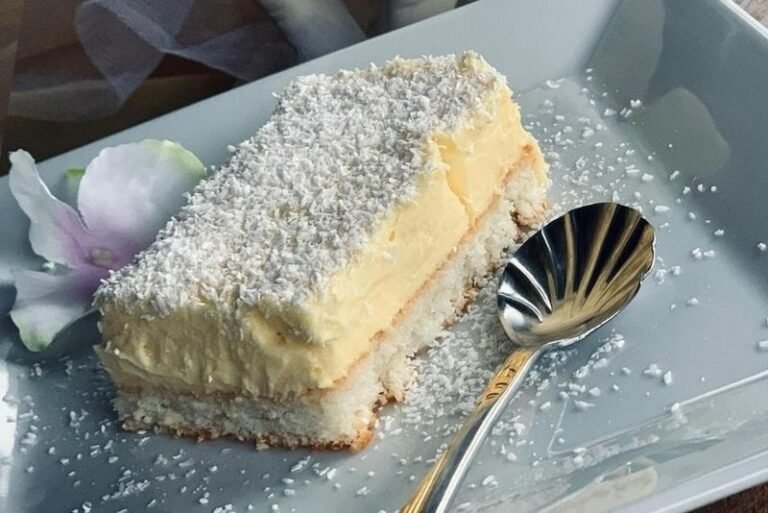 KOLAČ S KOKOSOM I KREMOM OD VANILIJE: Sočan, kremast i preukusan