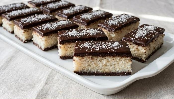 Kako Napraviti Domaći Bounty: Recept sa Kokosom i Čokoladom