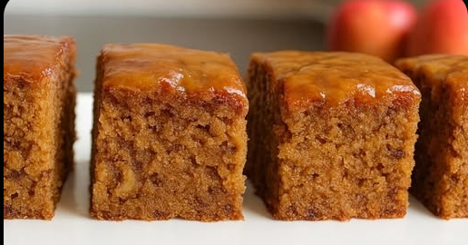 Lepljivi Kolač od Jabuka sa Karamelom – Najsočniji Jesenji Desert