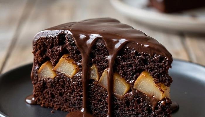 Sočni Kolač sa Kruškama i Čokoladom