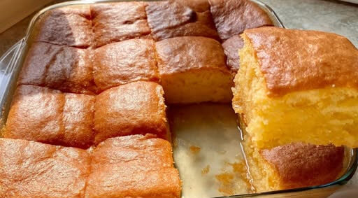 Dobrodošli! Danas pripremamo neverovatno sočnu i tradicionalnu poslasticu koja će vas oduševiti na prvi zalogaj.  U pitanju je prava domaća revanija, predivan preliveni kolač koji se bukvalno topi u ustima. Ovaj recept je poseban jer se pravi potpuno bez griza, a rezultat je apsolutno savršena, mekana i vazdušasta tekstura. Priprema zahteva malo pažnje pri mućenju i pečenju, ali je svaki korak veoma jasan i jednostavan. Savršen je izbor za praznike, nakon posta ili kao bogato slatko posluženje posle ručka. Pogledajte samo taj predivan, zlatno rumeni presek i neverovatnu sočnost na našoj fotografiji! Krenimo na pripremu ovog slatkog savršenstva.  Potrebni Sastojci Za savršeno mekani biskvit:  10 komada krupnih jaja  10 supenih kašika šećera  11 supenih kašika mekog pšeničnog brašna  1 kesica vanilin šećera  1 kesica praška za pecivo  Za osvežavajući slatki sirup:  600 g šećera  1 litar obične vode  Sveže ceđeni sok od jednog limuna  Način Pripreme Korak po Korak Korak 1: Kuvanje limunovog sirupa Pripremu uvek započinjemo kuvanjem sirupa kako bi on imao dovoljno vremena da se potpuno ohladi pre prelivanja. U dublju šerpu sipajte 600 grama šećera i 1 litar vode. Stavite na umerenu vatru i od trenutka kada proključa, kuvajte tačno 15 minuta. Zatim sklonite šerpu sa vatre, ulijte sveže ceđeni sok od jednog limuna i ostavite sirup da se u potpunosti ohladi na sobnoj temperaturi.  Korak 2: Odvajanje i mućenje belanaca Uključite rernu da se greje na 200 stepeni Celzijusa. Pažljivo odvojite belanca od žumanaca. U veliku i potpuno čistu vanglu stavite 10 belanaca i mutite mikserom na najvećoj brzini. Kada belanca počnu da pene, postepeno i veoma lagano dodajte 10 supenih kašika šećera i vanilin šećer. Mutite dok ne dobijete izuzetno čvrst i sjajan sneg.  Korak 3: Dodavanje žumanaca i brašna U čvrst sneg od belanaca sada dodajte žumanca, ali strogo jedno po jedno, neprestano muteći mikserom. U posebnoj posudi pomešajte 11 supenih kašika brašna i prašak za pecivo. Ovu suvu mešavinu sada postepeno dodajte u umućena jaja. Od ovog trenutka obavezno odložite mikser i mešajte isključivo ručno, veoma pažljivo i nežno špatulom odozdo prema gore. Ovo je ključno kako bi smesa ostala puna vazduha i kako testo ne bi splasnulo.  Korak 4: Pečenje revanije Pripremite dublju pravougaonu vatrostalnu posudu ili pleh i blago podmažite dno i ivice. Izlijte pripremljenu vazdušastu smesu u pleh i ravnomerno je rasporedite. Ubacite pleh u zagrejanu rernu i pecite tačno 10 minuta na 200 stepeni. Zatim smanjite temperaturu na 150 stepeni Celzijusa i pecite još 35 minuta. Veoma je važno napomenuti da nikako ne smete otvarati vrata rerne prvih 40 minuta pečenja jer će biskvit odmah splasnuti. Proverite da li je kolač gotov tek nakon 45 minuta ukupnog pečenja.  Korak 5: Prelivanje sirupom i hlađenje Pečenu revaniju izvadite iz rerne. Sačekajte kratko da prođe ona prva, najveća vrelina iz rerne, pa preko još uvek toplog kolača ravnomerno prelijte onaj potpuno ohlađeni sirup. Ostavite kolač na sobnoj temperaturi da savršeno upije sav sirup i da se ohladi pre sečenja na kocke i posluživanja. Uživajte u svakom sočnom zalogaju! Prijatno!