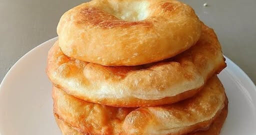 Starinske Pržene Lepinje: Bakin Recept za Najmekše Pecivo Koje Ne Upija Ulje!