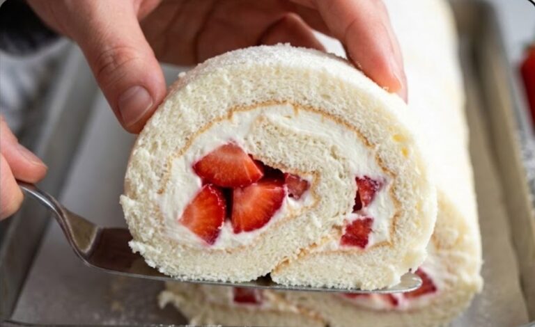 Beli Rolat sa Jagodama: Najmekši Recept Od Belanaca