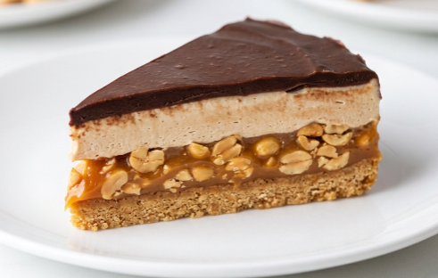 Brza Snikers Torta: Raskošni karamel-kikiriki desert bez pečenja