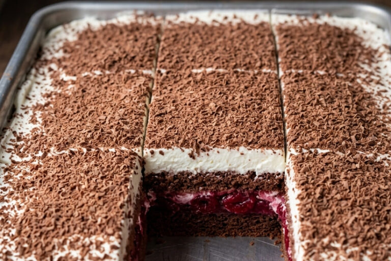 Švarcvald Kocke: Brzi voćni desert sa višnjama i čokoladom