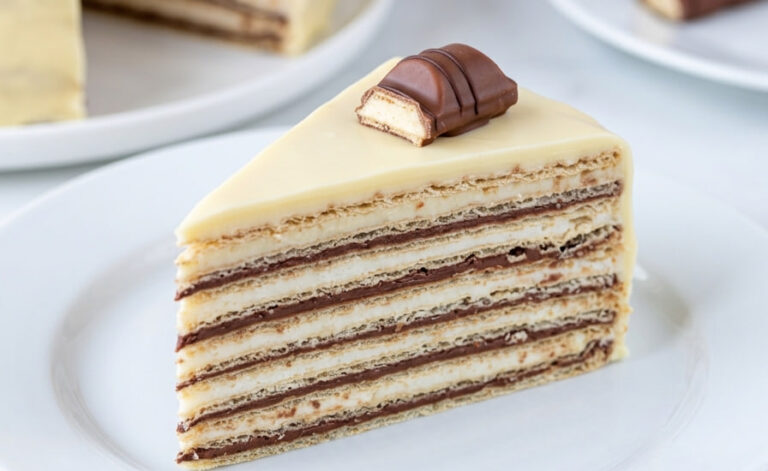 Kinder Bueno Rozen Torta: Slojevito savršenstvo bez pečenja