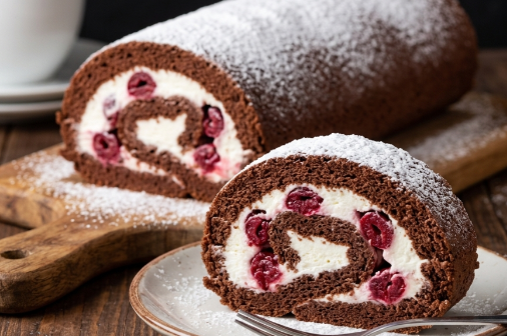 Najbolji Recept za Čokoladni Rolat sa Višnjama: Sočni Desert