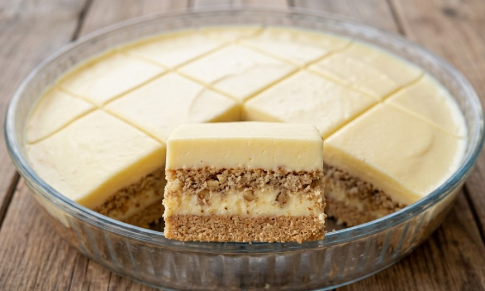 Nepečena Pesak Torta: Kremasti slojeviti desert iz staklene posude