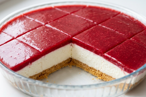 Brza Plazma Torta sa Malinama: Kremasti No-Bake Kolač koji Svima Uspeva