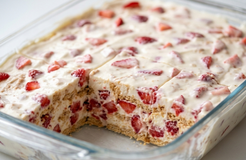 Brzi Kremasti Miks sa Jagodama: Osvežavajući No-Bake Kolač sa Plazmom