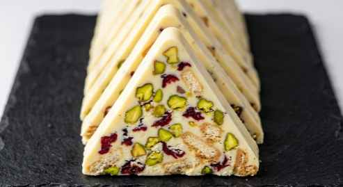Bela Toblerone: Brzi i luksuzni desert bez rerne sa pistaćima i brusnicama