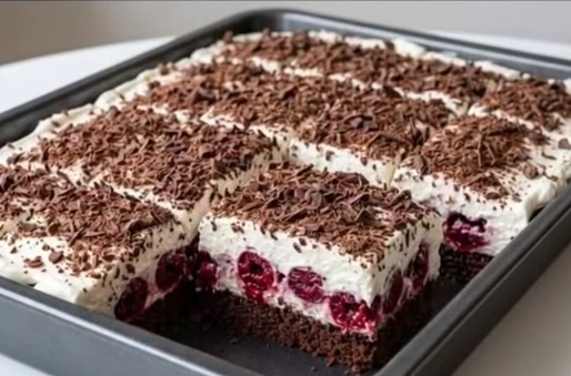 Brzi Švarcvald Kolač: Osvežavajući kremasti desert bez rerne