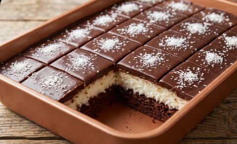 Bounty Kolač Iz Pleha – Najbolji Recept Za Sočni Čokoladni Desert Sa Kokosom