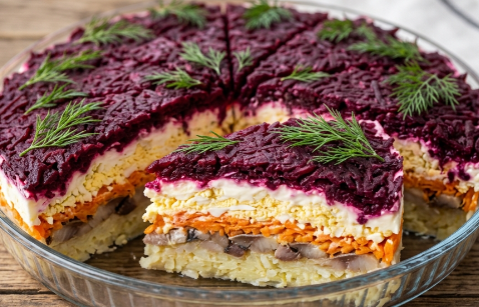 Slojevita Šuba Salata: Šareni klasik za svečanu trpezu