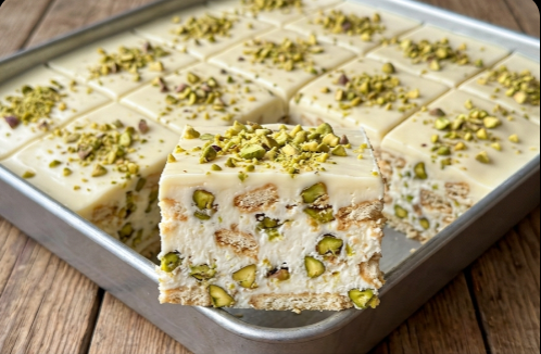 Nepečena Torta sa Pistaćima i Keksom: Luksuzni desert za 15 minuta