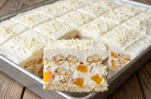 Bela Nepečena Torta sa Piškotama i Breskvama: Voćno osveženje bez trunke kuvanja