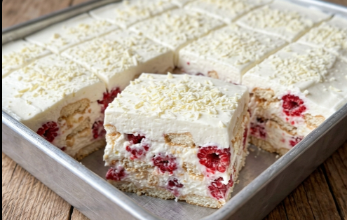 Bela Nepečena Torta sa Piškotama i Malinama: Letnje osveženje bez kuvanja