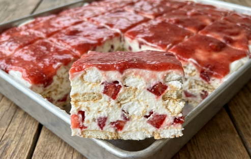Bela Nepečena Torta sa Puslicama i Jagodama: Letnji san za 15 minuta