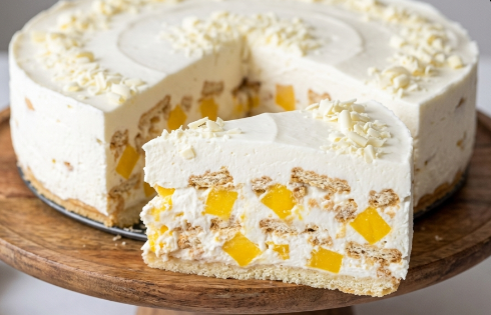 Okrugla Bela Torta sa Mangom i Plazmom: Egzotični užitak bez pečenja
